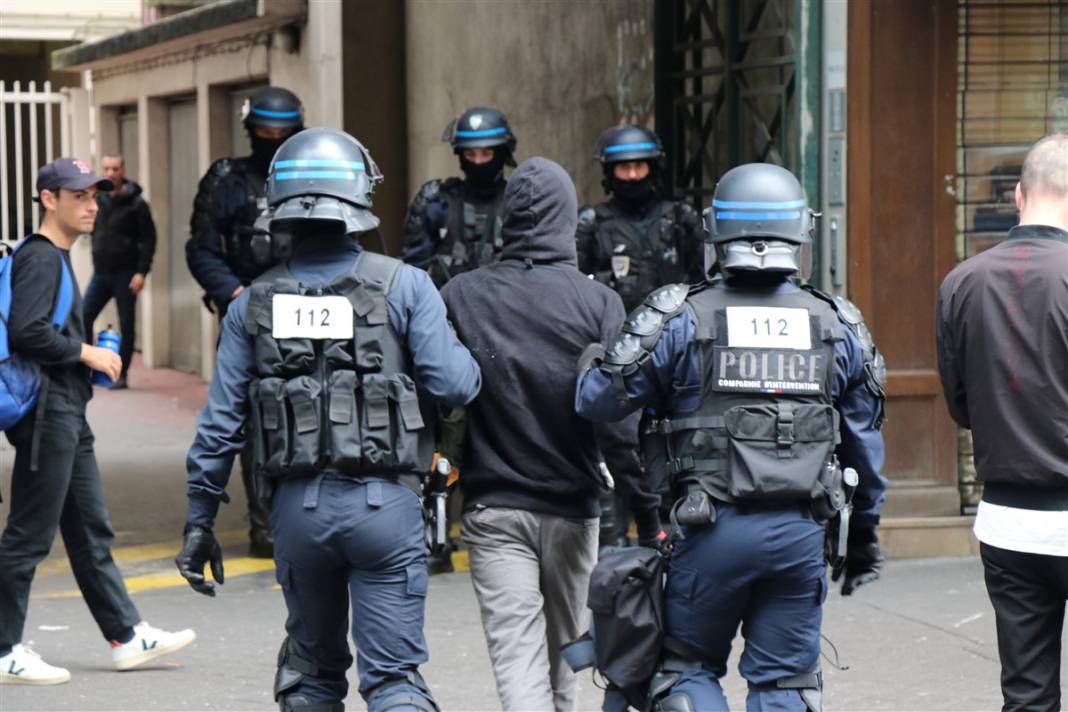 Fransa'da 'zorunlu aşı' protestosu: Diktatörlükle mücadele ediyoruz 19