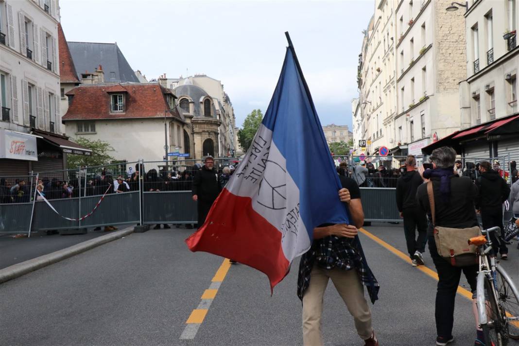 Fransa'da 'zorunlu aşı' protestosu: Diktatörlükle mücadele ediyoruz 20