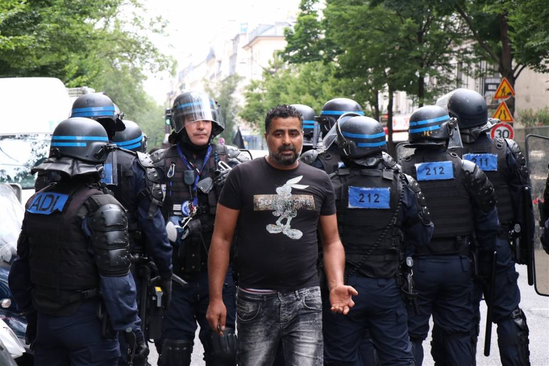 Fransa'da 'zorunlu aşı' protestosu: Diktatörlükle mücadele ediyoruz 23