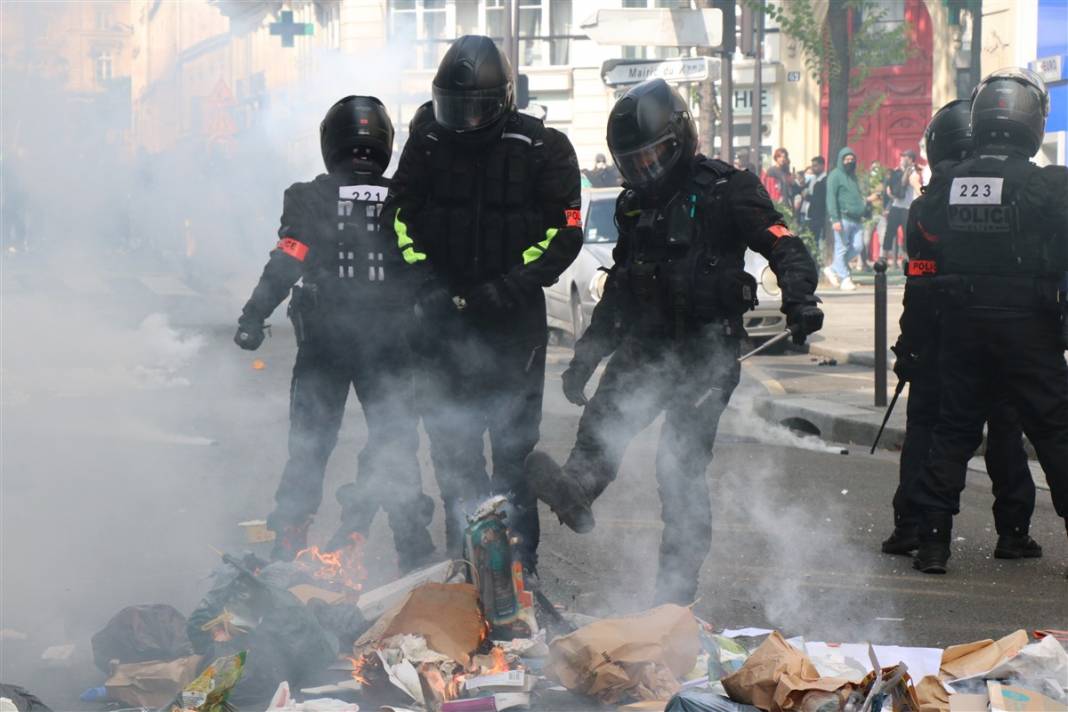 Fransa'da 'zorunlu aşı' protestosu: Diktatörlükle mücadele ediyoruz 24