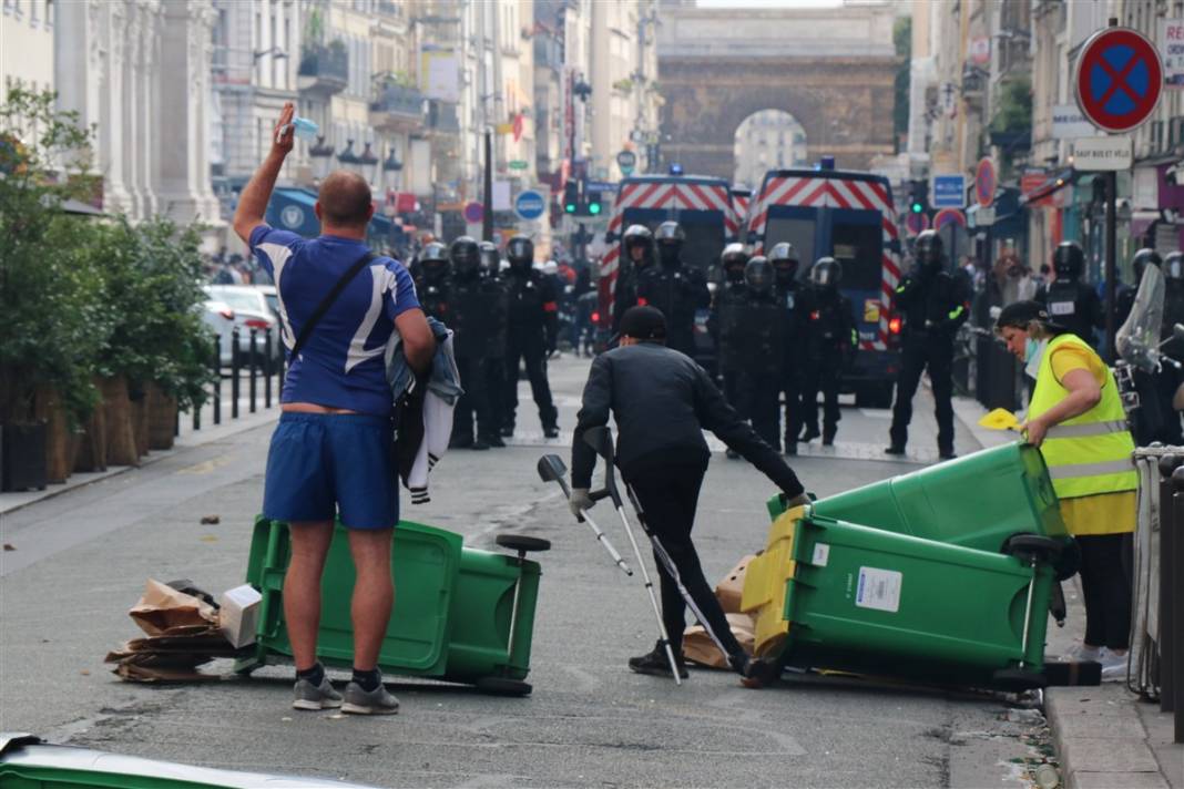 Fransa'da 'zorunlu aşı' protestosu: Diktatörlükle mücadele ediyoruz 25