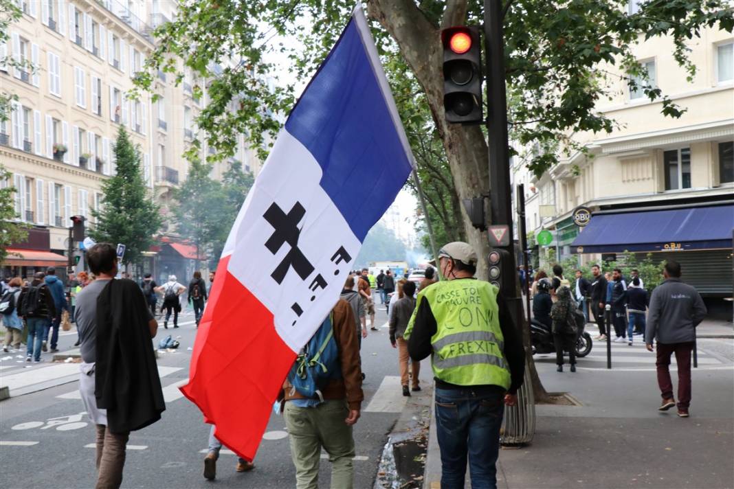 Fransa'da 'zorunlu aşı' protestosu: Diktatörlükle mücadele ediyoruz 26