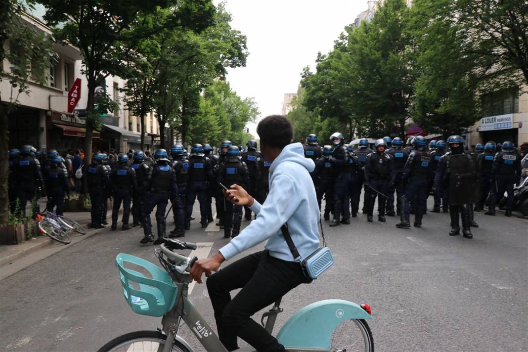 Fransa'da 'zorunlu aşı' protestosu: Diktatörlükle mücadele ediyoruz 28