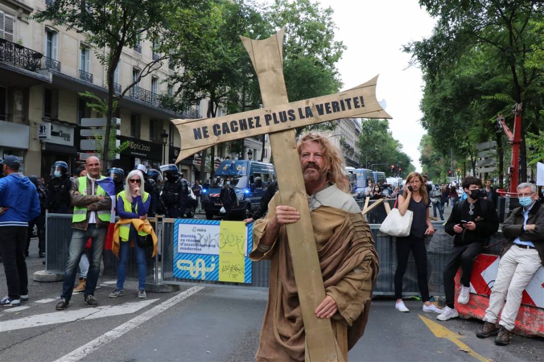 Fransa'da 'zorunlu aşı' protestosu: Diktatörlükle mücadele ediyoruz 29