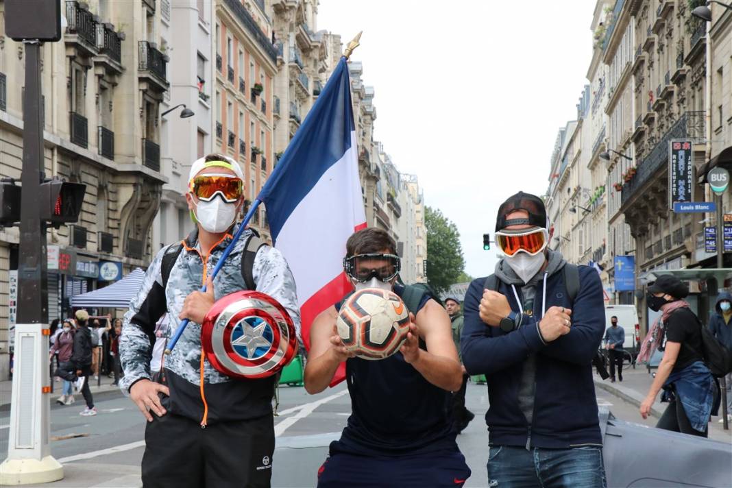 Fransa'da 'zorunlu aşı' protestosu: Diktatörlükle mücadele ediyoruz 32