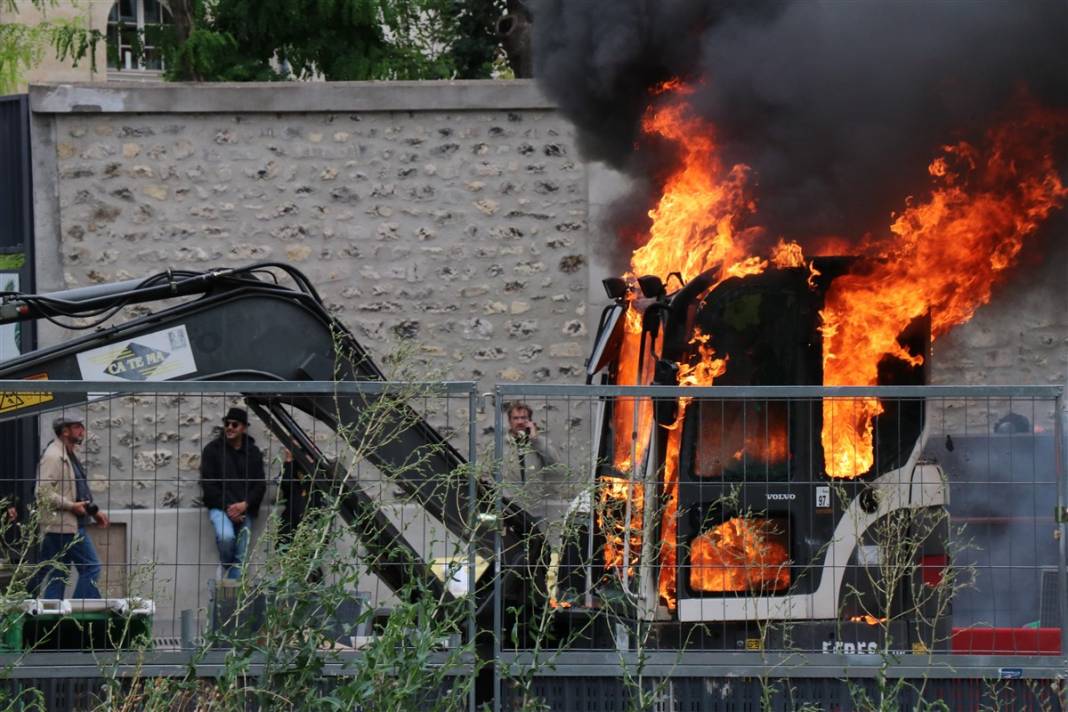 Fransa'da 'zorunlu aşı' protestosu: Diktatörlükle mücadele ediyoruz 36