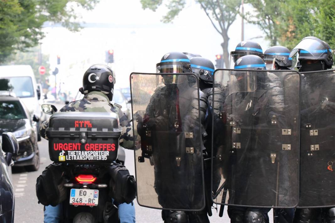 Fransa'da 'zorunlu aşı' protestosu: Diktatörlükle mücadele ediyoruz 37