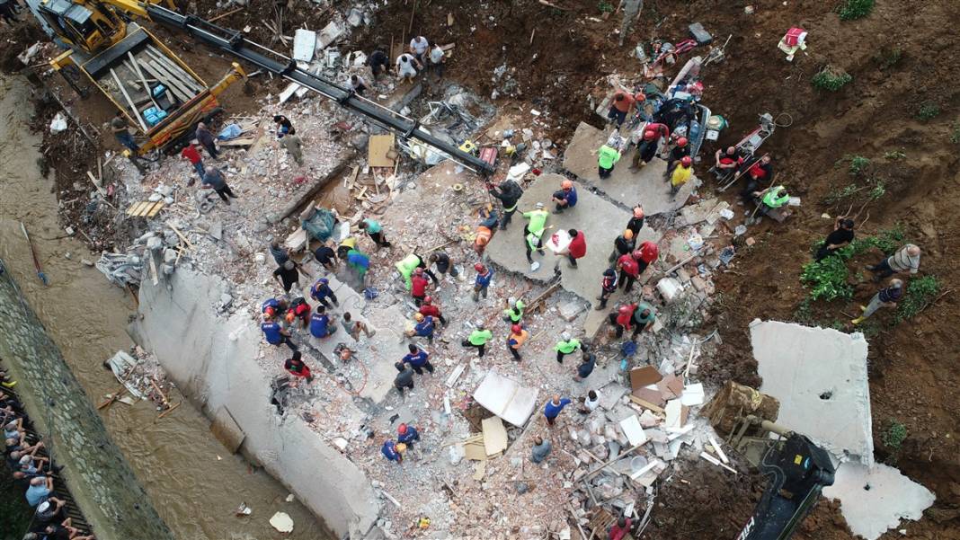 Rize'de 6 can alan felaketin izleri siliniyor 20