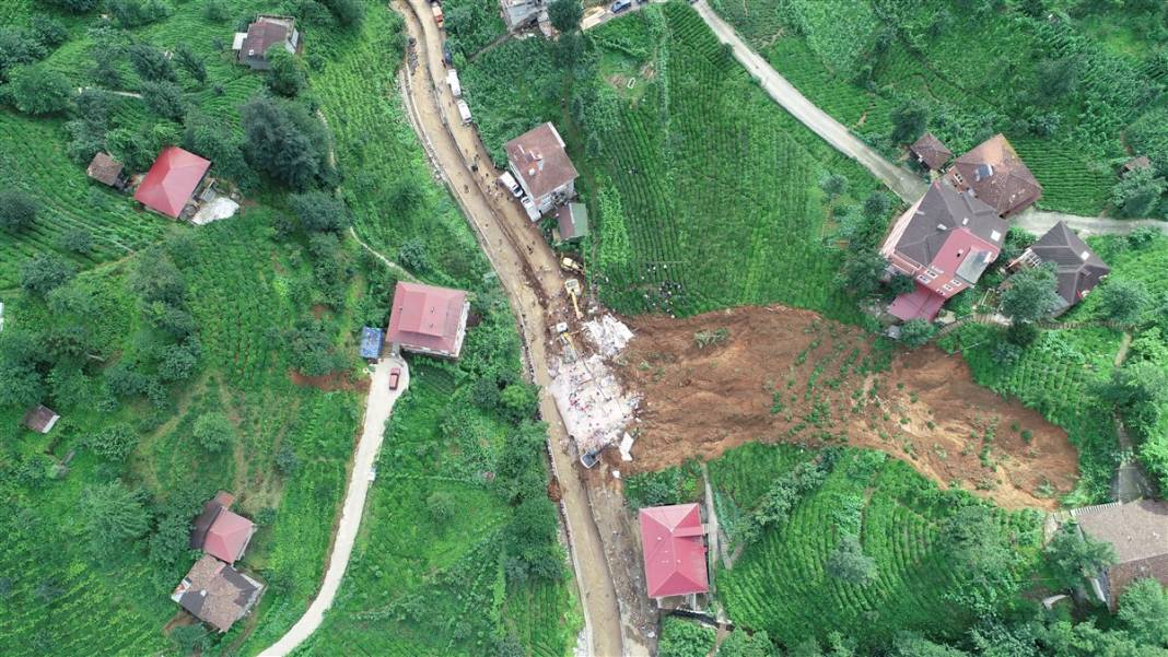 Rize'de 6 can alan felaketin izleri siliniyor 22