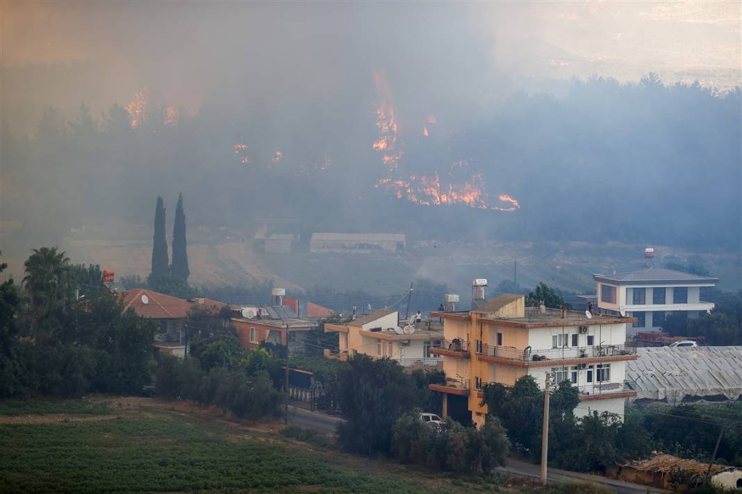 Cumhuriyet tarihinin en büyük yangını devam ediyor! 2 mahalle daha boşaltıldı 8