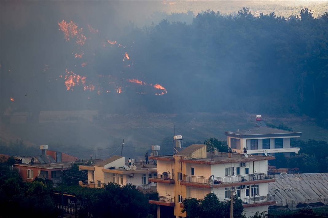Cumhuriyet tarihinin en büyük yangını devam ediyor! 2 mahalle daha boşaltıldı 9