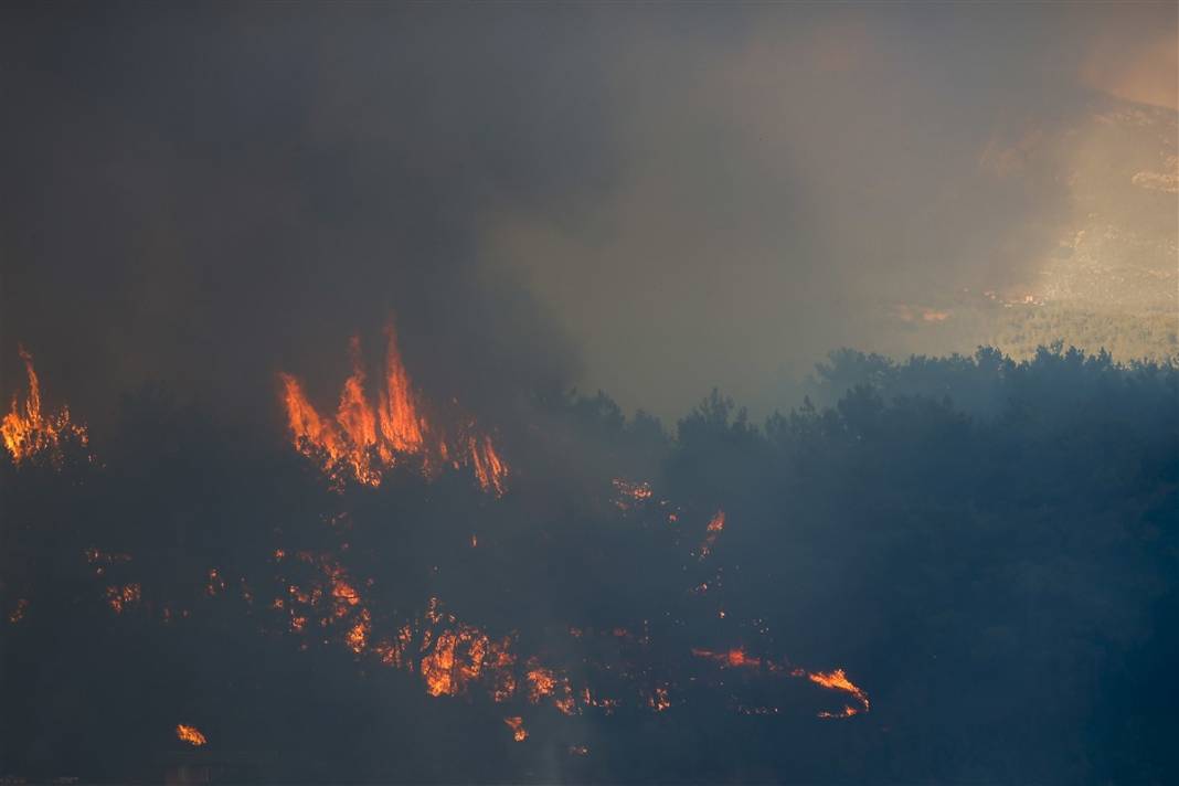 Cumhuriyet tarihinin en büyük yangını devam ediyor! 2 mahalle daha boşaltıldı 10