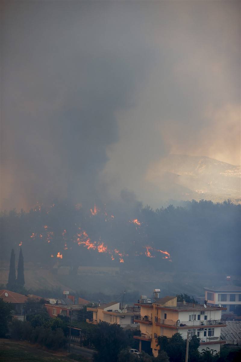 Cumhuriyet tarihinin en büyük yangını devam ediyor! 2 mahalle daha boşaltıldı 11
