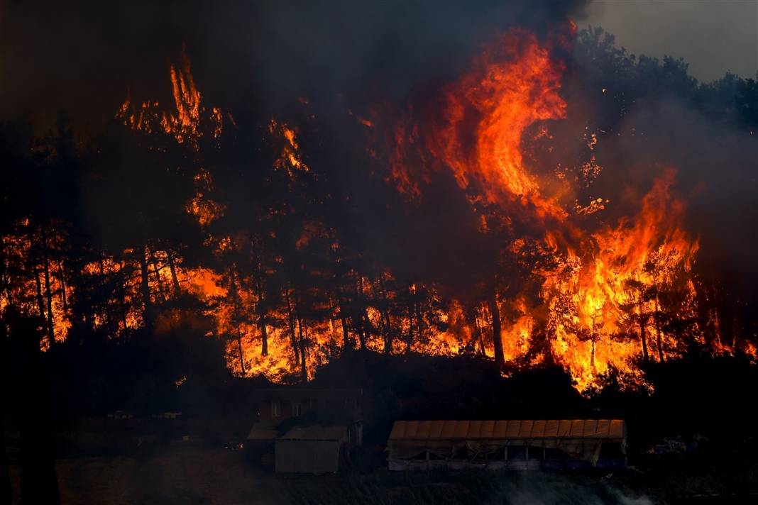 Cumhuriyet tarihinin en büyük yangını devam ediyor! 2 mahalle daha boşaltıldı 13