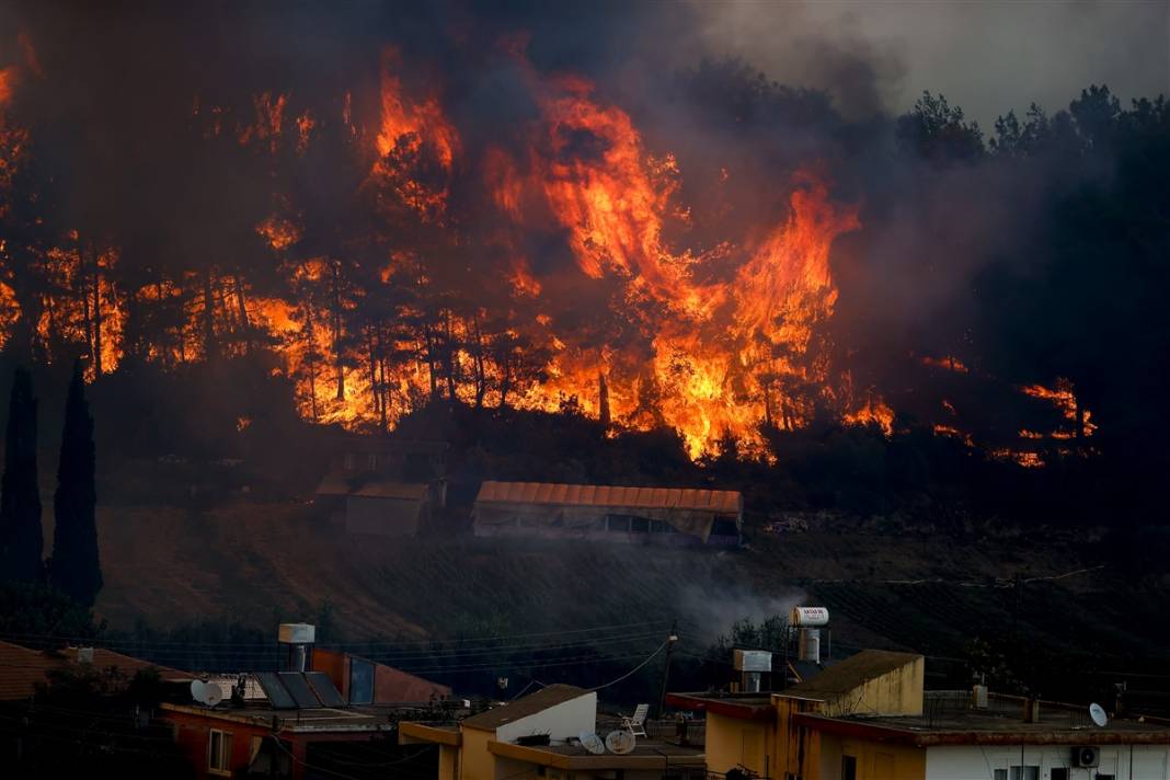 Cumhuriyet tarihinin en büyük yangını devam ediyor! 2 mahalle daha boşaltıldı 14