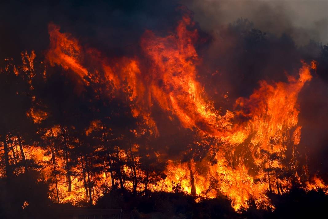 Cumhuriyet tarihinin en büyük yangını devam ediyor! 2 mahalle daha boşaltıldı 15