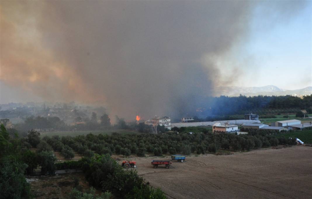 Cumhuriyet tarihinin en büyük yangını devam ediyor! 2 mahalle daha boşaltıldı 17