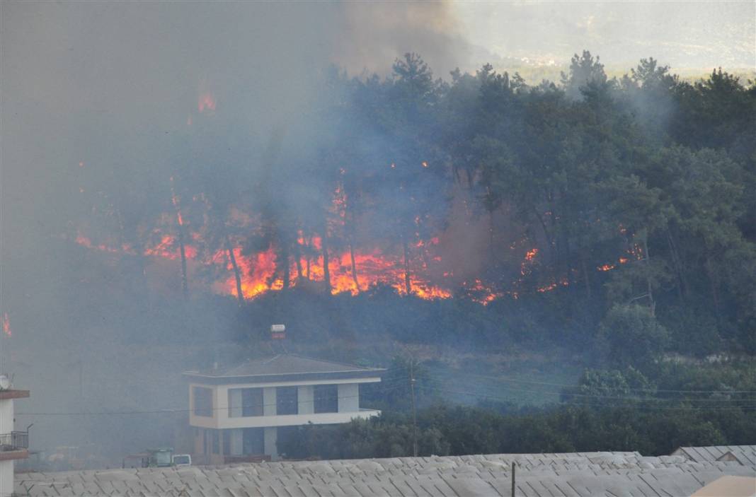 Cumhuriyet tarihinin en büyük yangını devam ediyor! 2 mahalle daha boşaltıldı 18