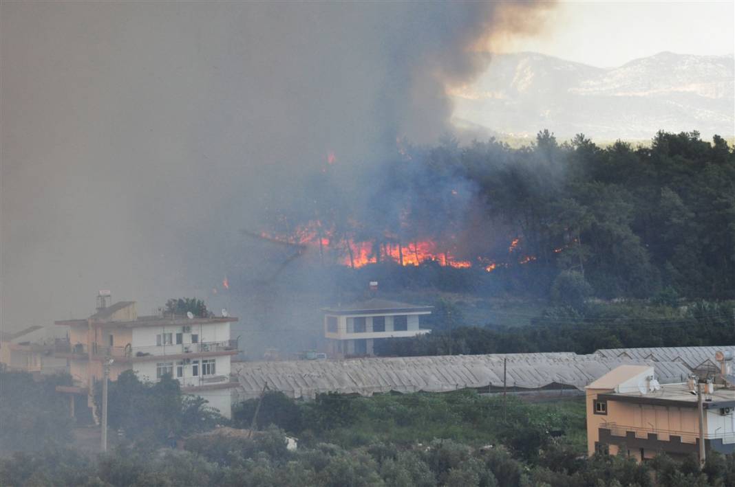 Cumhuriyet tarihinin en büyük yangını devam ediyor! 2 mahalle daha boşaltıldı 19
