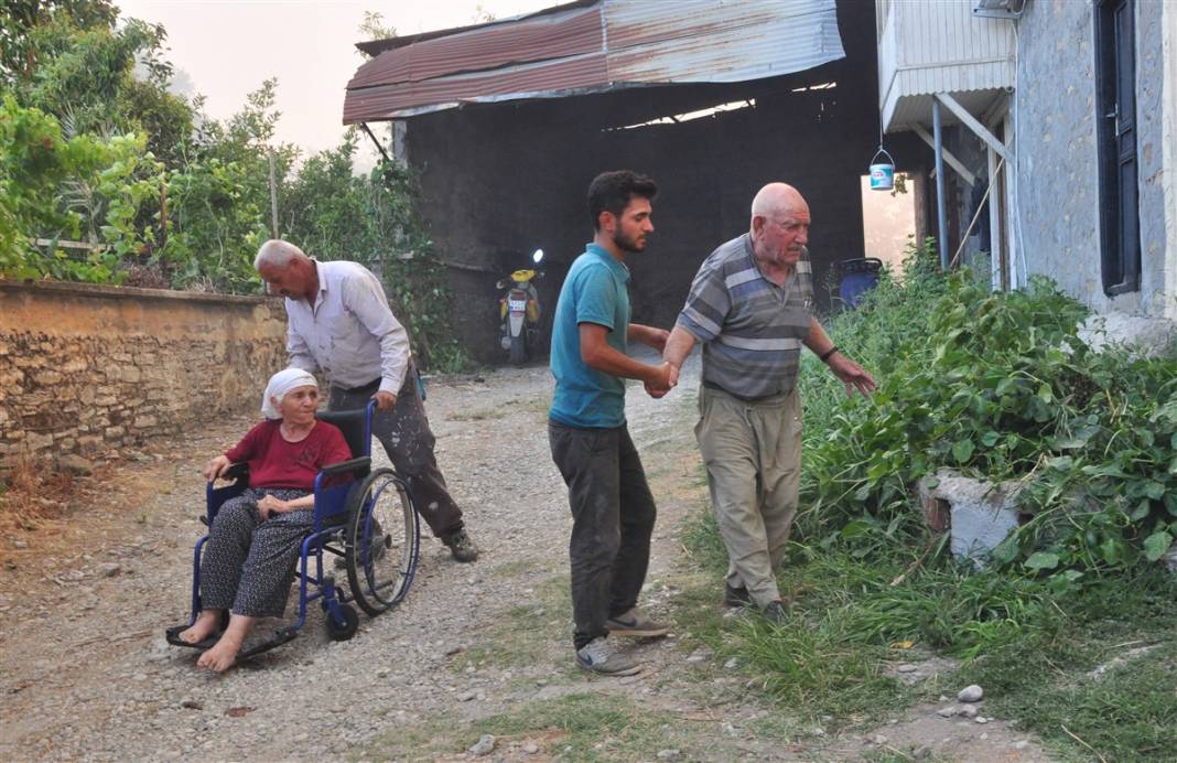 Cumhuriyet tarihinin en büyük yangını devam ediyor! 2 mahalle daha boşaltıldı 20