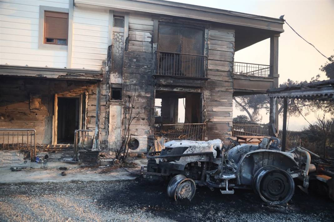 Cumhuriyet tarihinin en büyük yangını devam ediyor! 2 mahalle daha boşaltıldı 36
