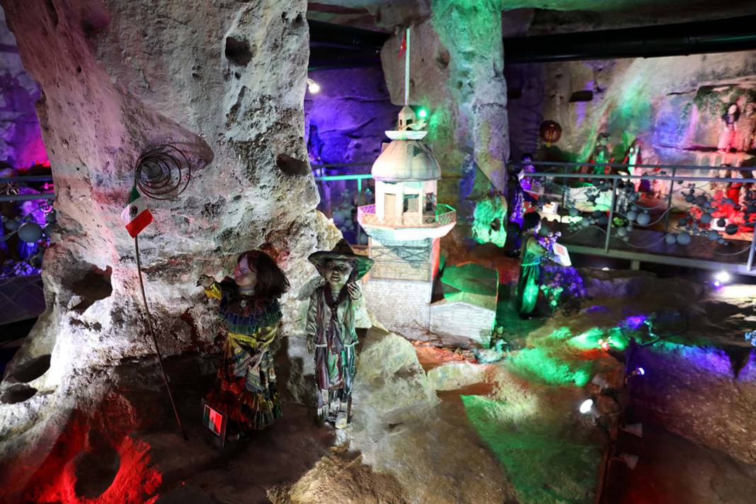 Mağarada yüzlerce yıllık oyuncaklar sergileniyor 3