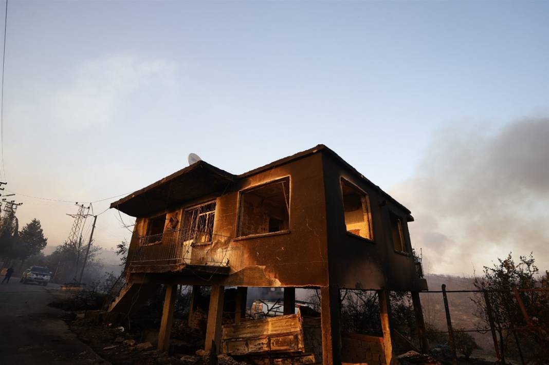 Cumhuriyet tarihinin en büyük yangını devam ediyor! 2 mahalle daha boşaltıldı 40