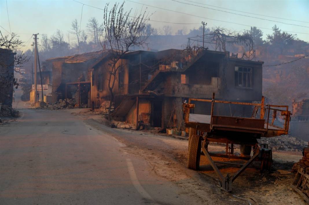Cumhuriyet tarihinin en büyük yangını devam ediyor! 2 mahalle daha boşaltıldı 44