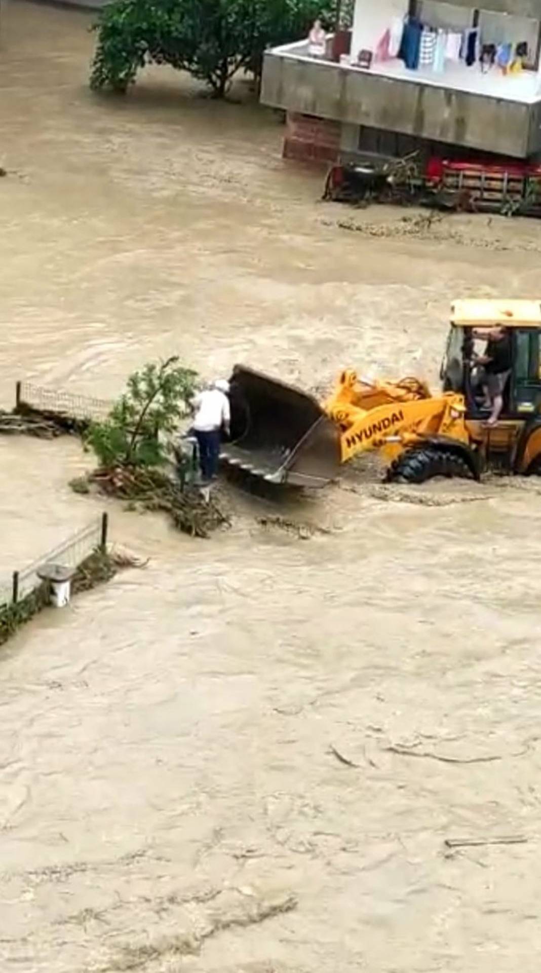 Rize ve Artvin'de sel felaketi! İple kurtarıldılar, cumaya kadar sürecek 20