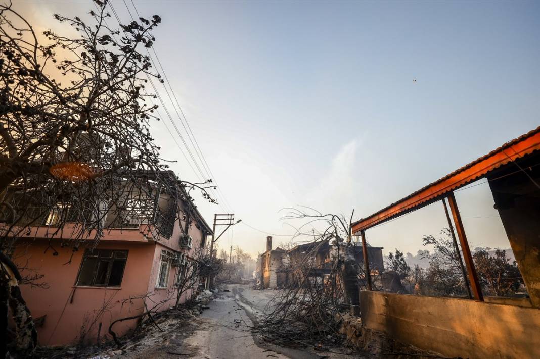 Cumhuriyet tarihinin en büyük yangını devam ediyor! 2 mahalle daha boşaltıldı 49