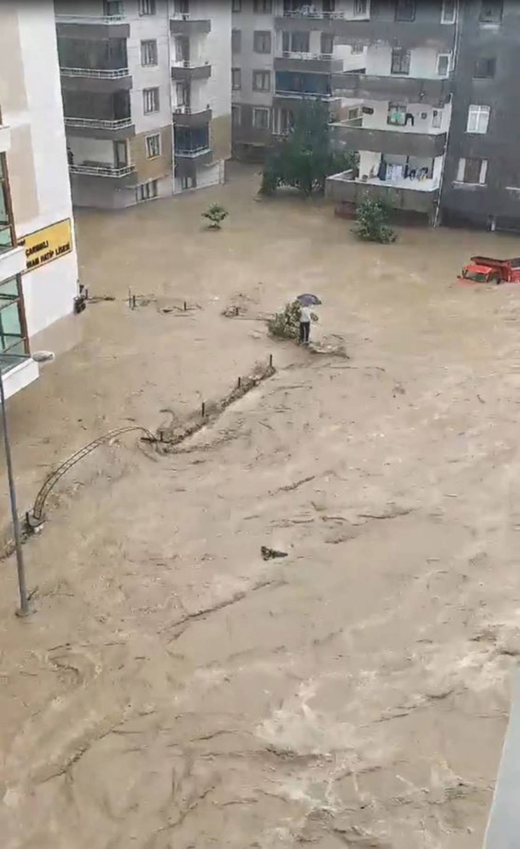 Rize ve Artvin'de sel felaketi! İple kurtarıldılar, cumaya kadar sürecek 25