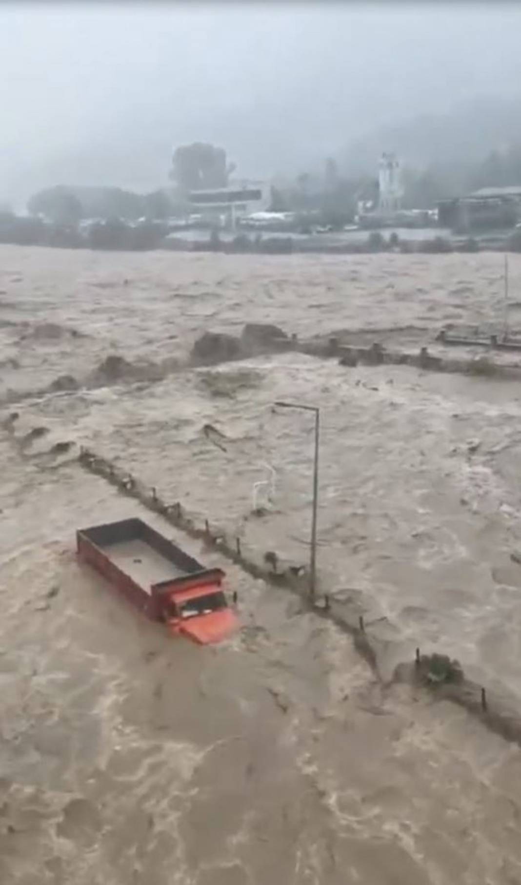 Rize ve Artvin'de sel felaketi! İple kurtarıldılar, cumaya kadar sürecek 27