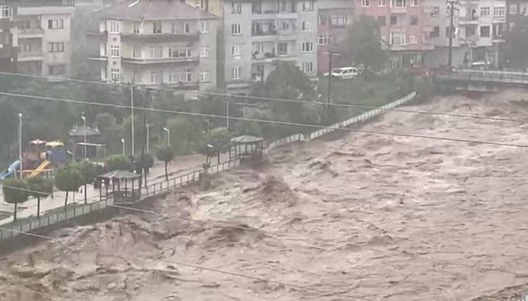 Rize ve Artvin'de sel felaketi! İple kurtarıldılar, cumaya kadar sürecek 1