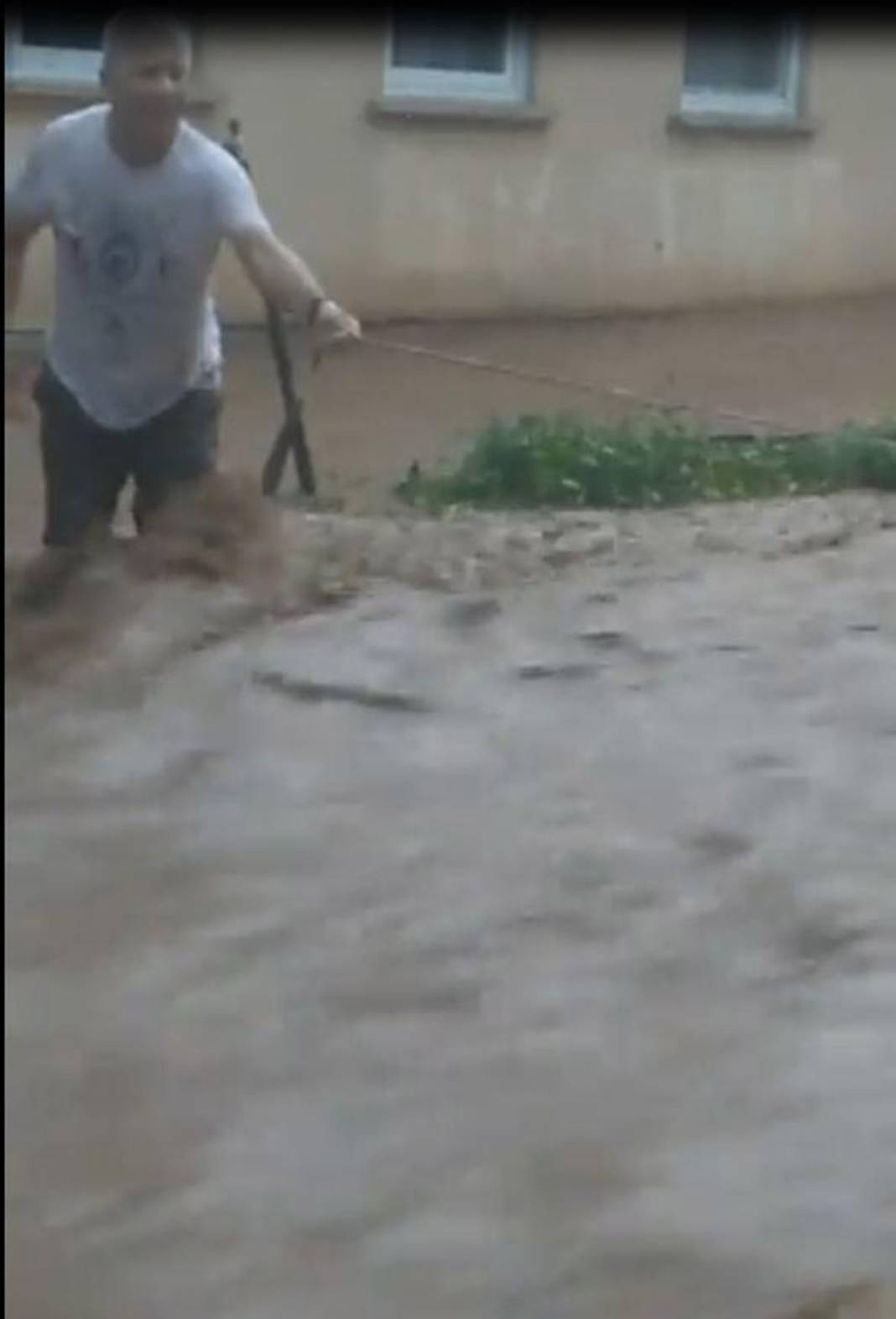 Rize ve Artvin'de sel felaketi! İple kurtarıldılar, cumaya kadar sürecek 17