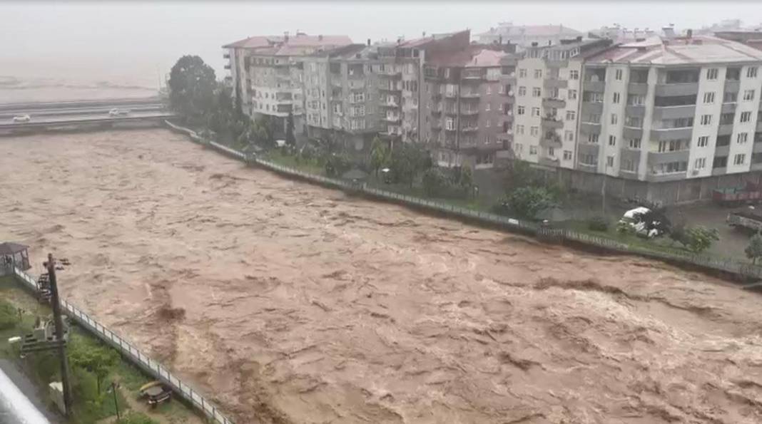 Rize ve Artvin'de sel felaketi! İple kurtarıldılar, cumaya kadar sürecek 2
