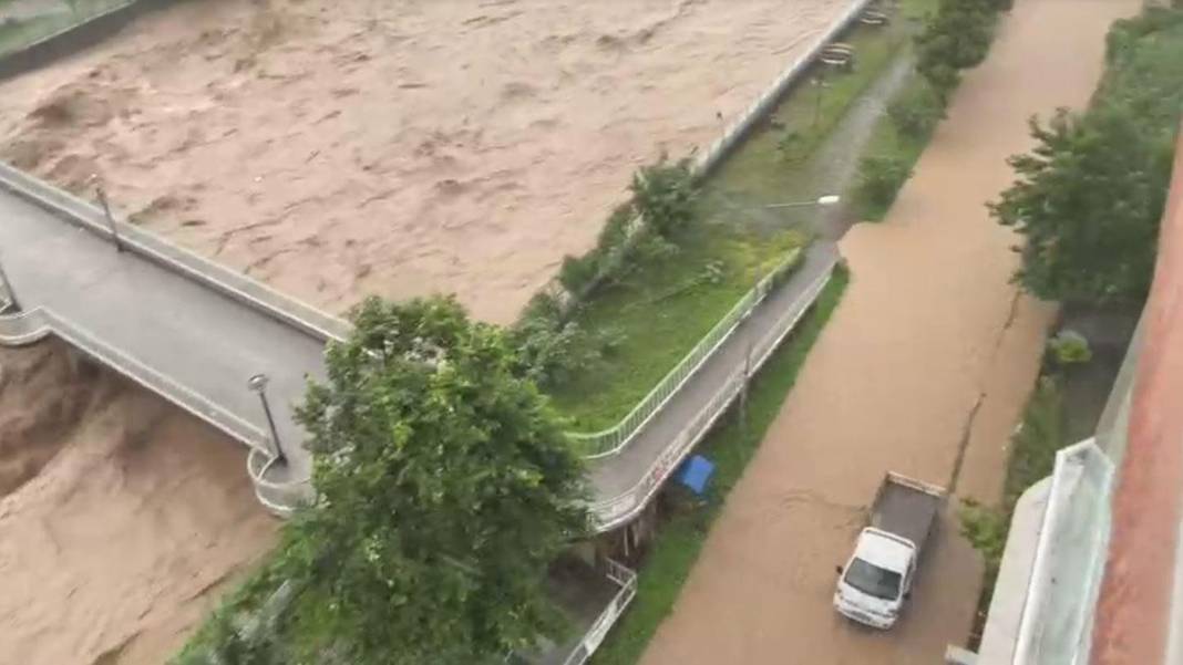Rize ve Artvin'de sel felaketi! İple kurtarıldılar, cumaya kadar sürecek 3