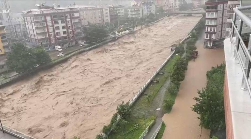 Rize ve Artvin'de sel felaketi! İple kurtarıldılar, cumaya kadar sürecek 4