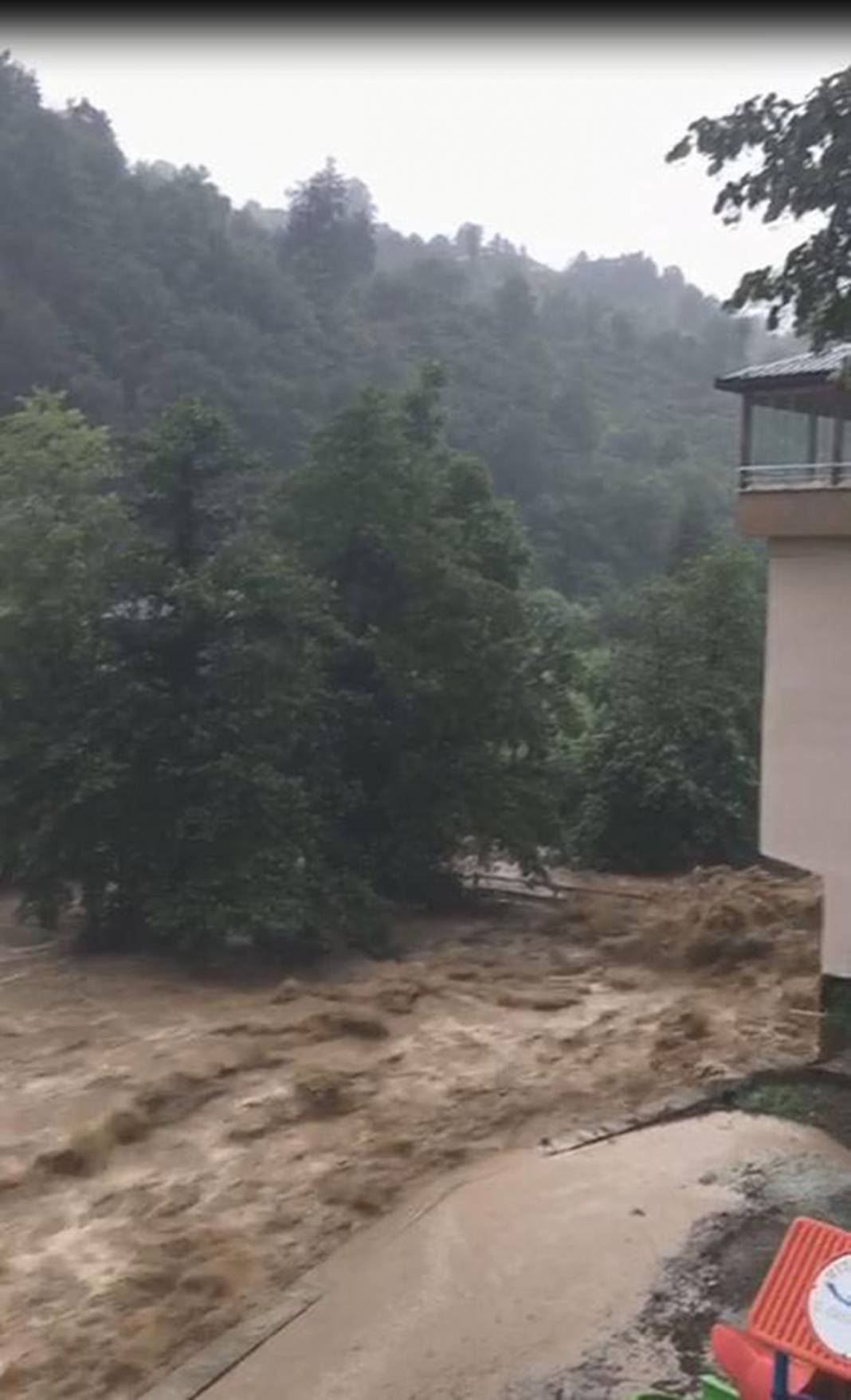 Rize ve Artvin'de sel felaketi! İple kurtarıldılar, cumaya kadar sürecek 7