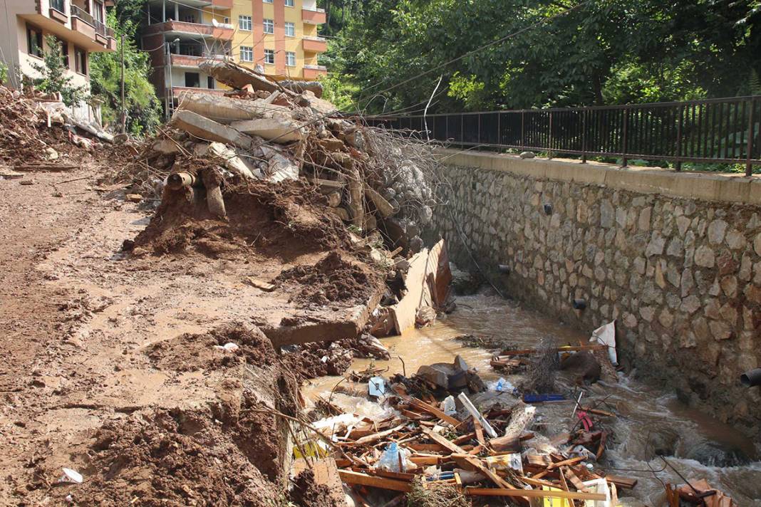 Rize'de 6 can alan felaketin izleri siliniyor 6