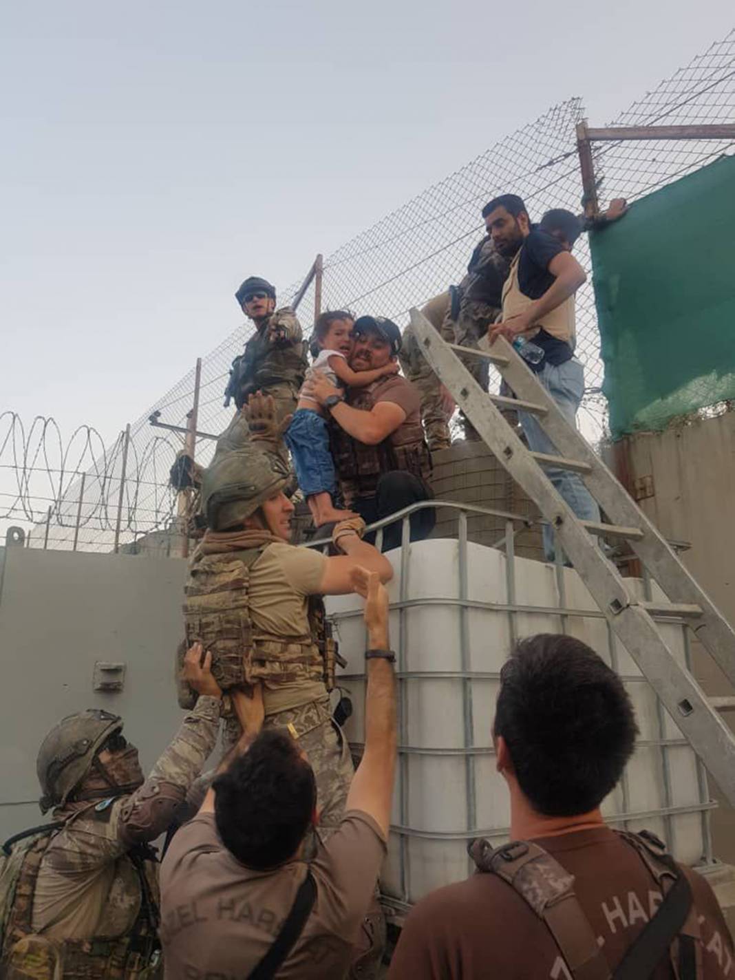 Dünyanın konuştuğu fotoğraf! Hadiya bebeğe Türk askerleri sahip çıktı 16