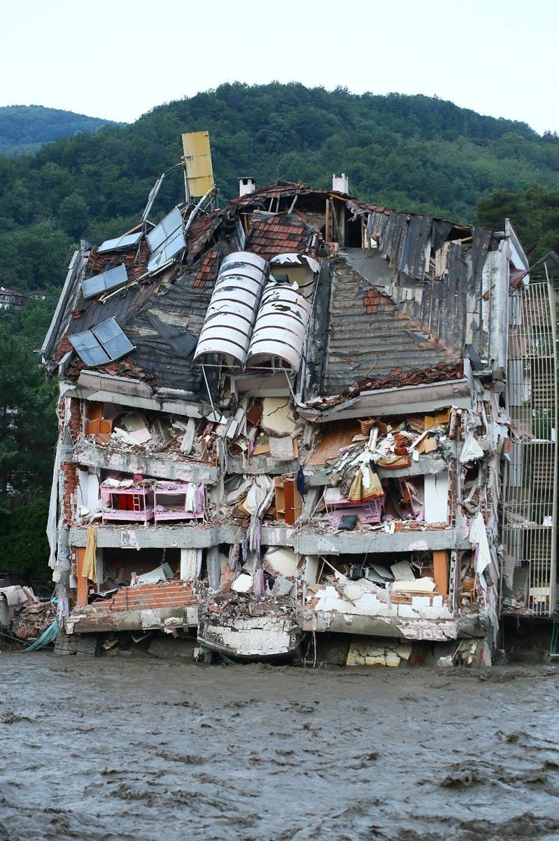 Gün ağarınca ortaya çıktı! İşte fotoğraflara yaşanan felaket... 13