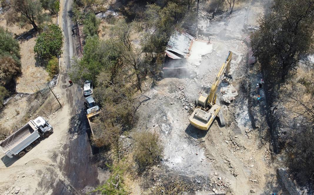 Alanya'daki orman yangınlarında çok sayıda ev zarar gördü 1