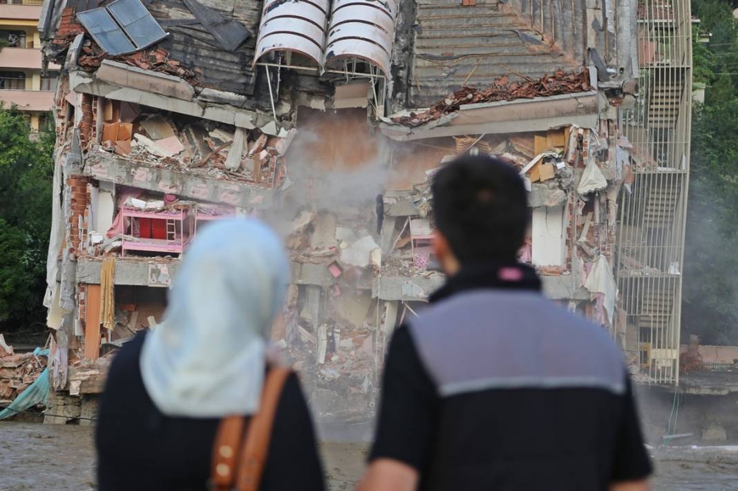 Gün ağarınca ortaya çıktı! İşte fotoğraflara yaşanan felaket... 2