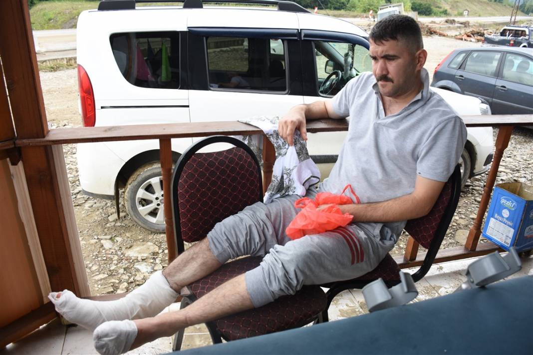 Bartın'da inanılmaz kurtuluş! Balyozla evin duvarını kırdı 4