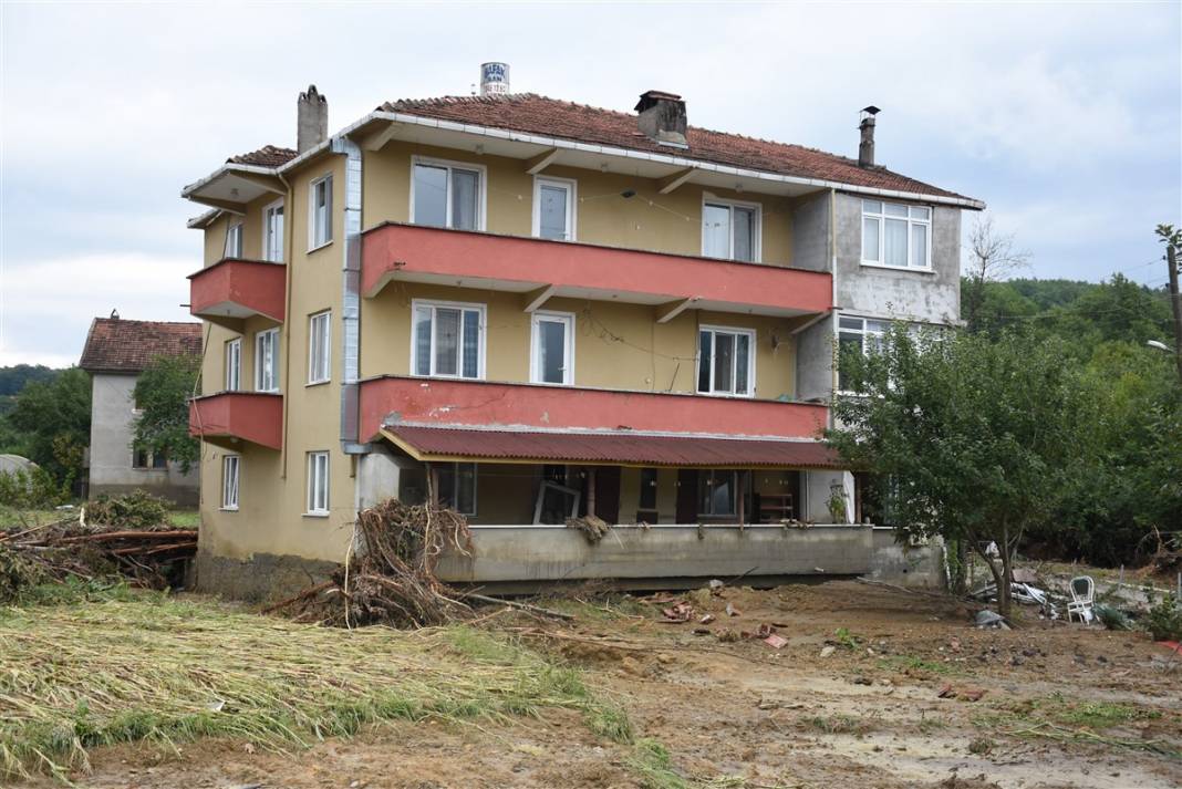 Bartın'da inanılmaz kurtuluş! Balyozla evin duvarını kırdı 5