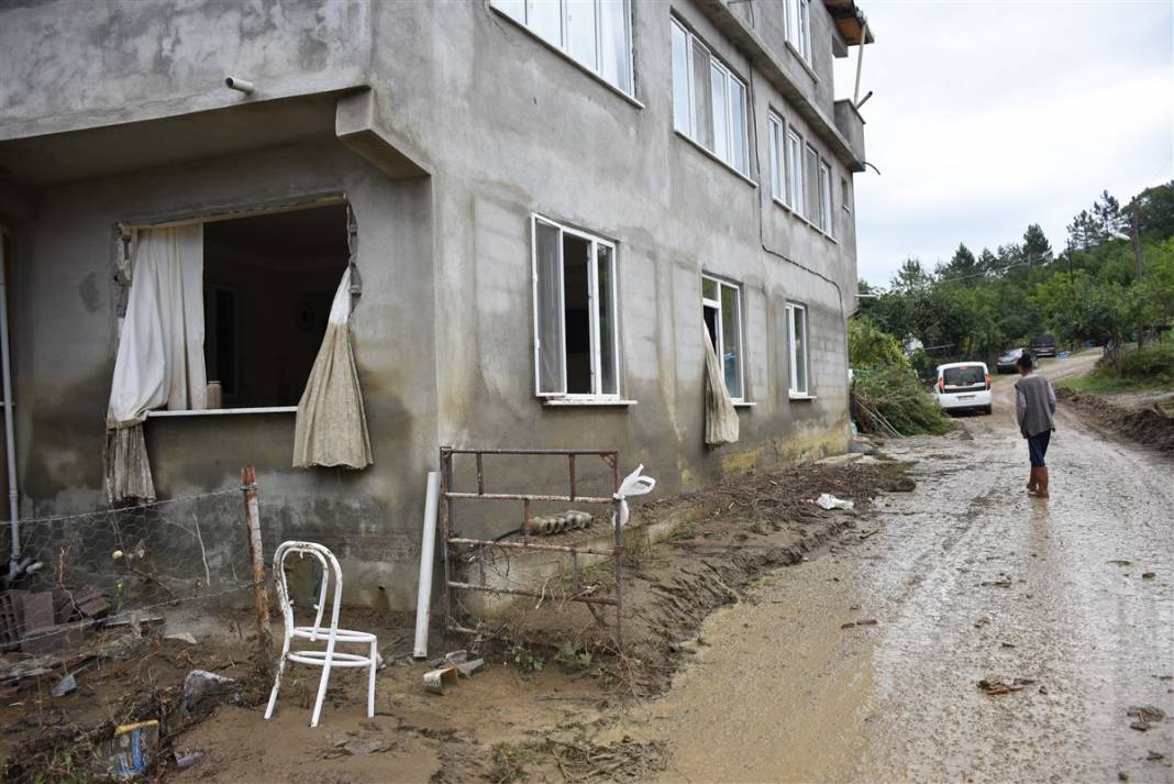 Bartın'da inanılmaz kurtuluş! Balyozla evin duvarını kırdı 6