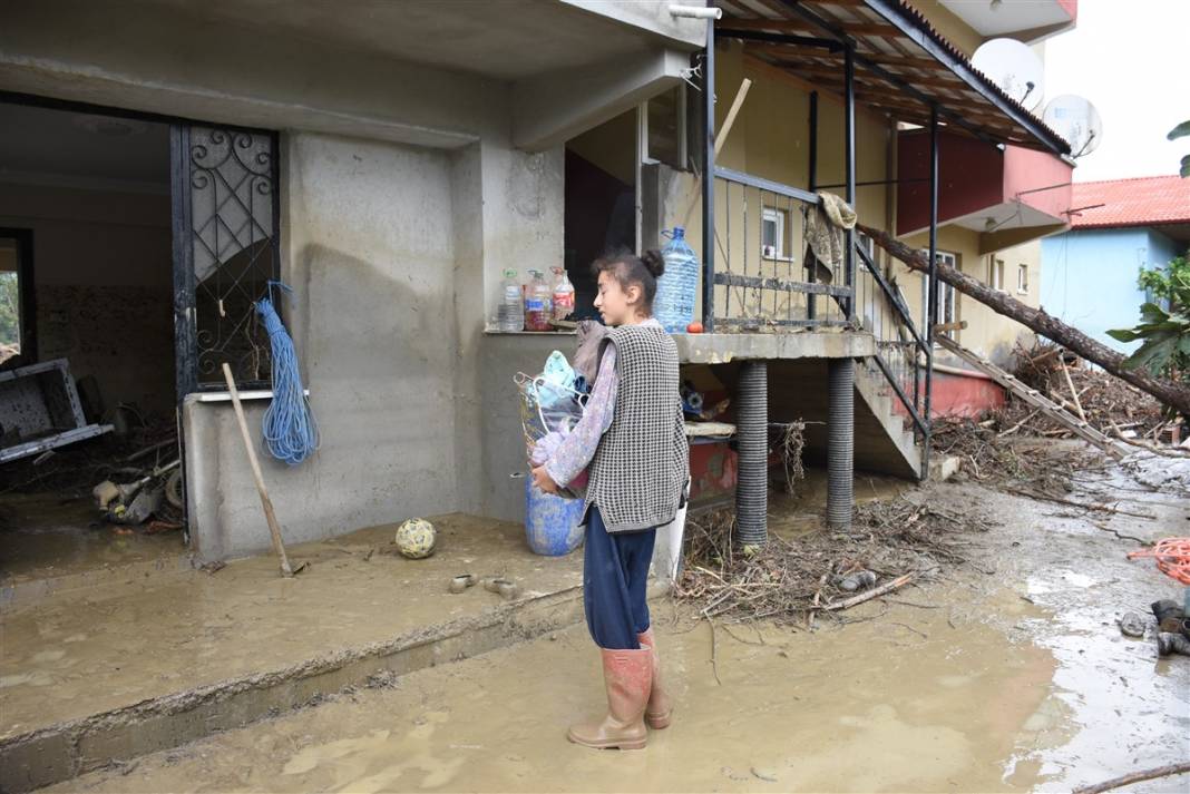 Bartın'da inanılmaz kurtuluş! Balyozla evin duvarını kırdı 7