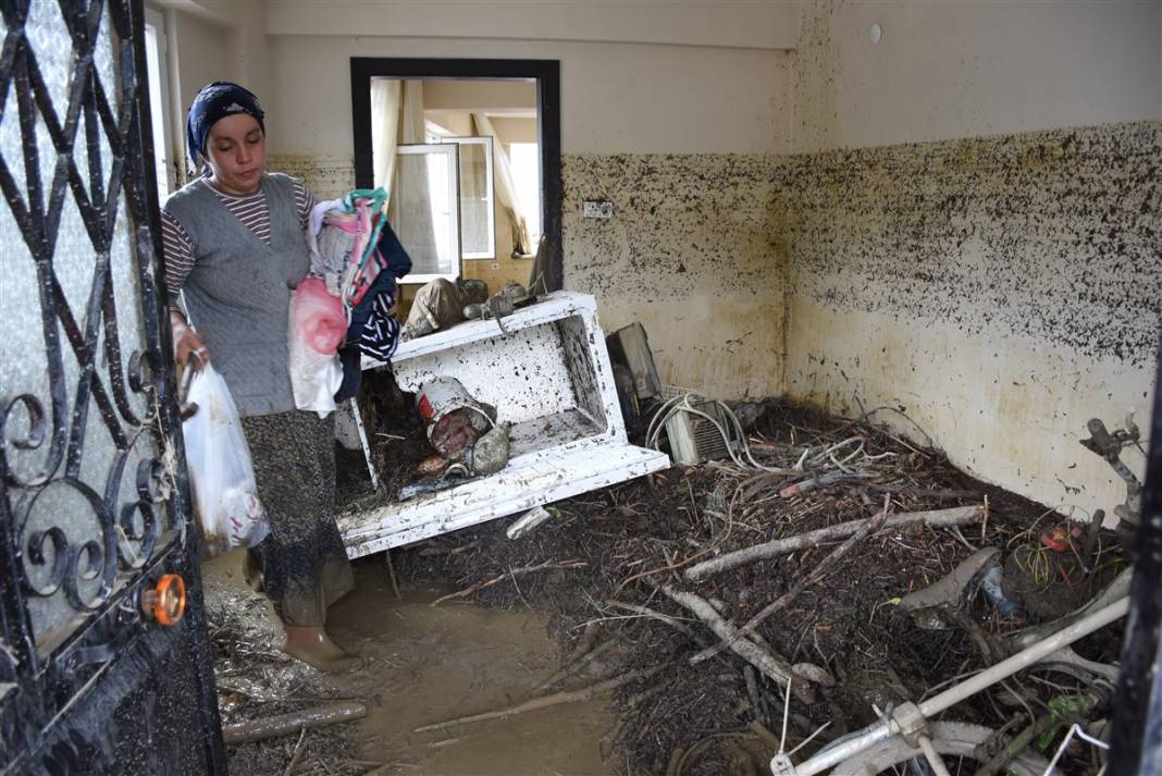 Bartın'da inanılmaz kurtuluş! Balyozla evin duvarını kırdı 9