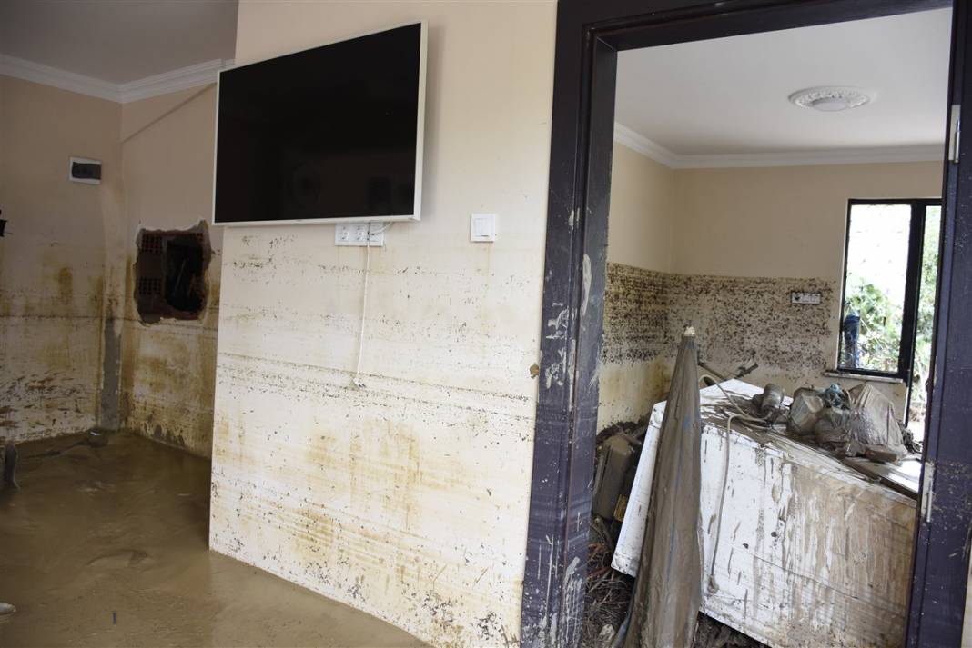 Bartın'da inanılmaz kurtuluş! Balyozla evin duvarını kırdı 10