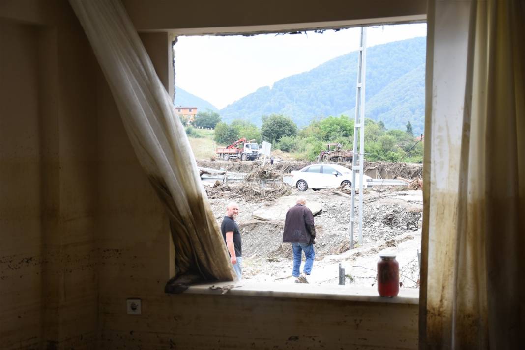 Bartın'da inanılmaz kurtuluş! Balyozla evin duvarını kırdı 11